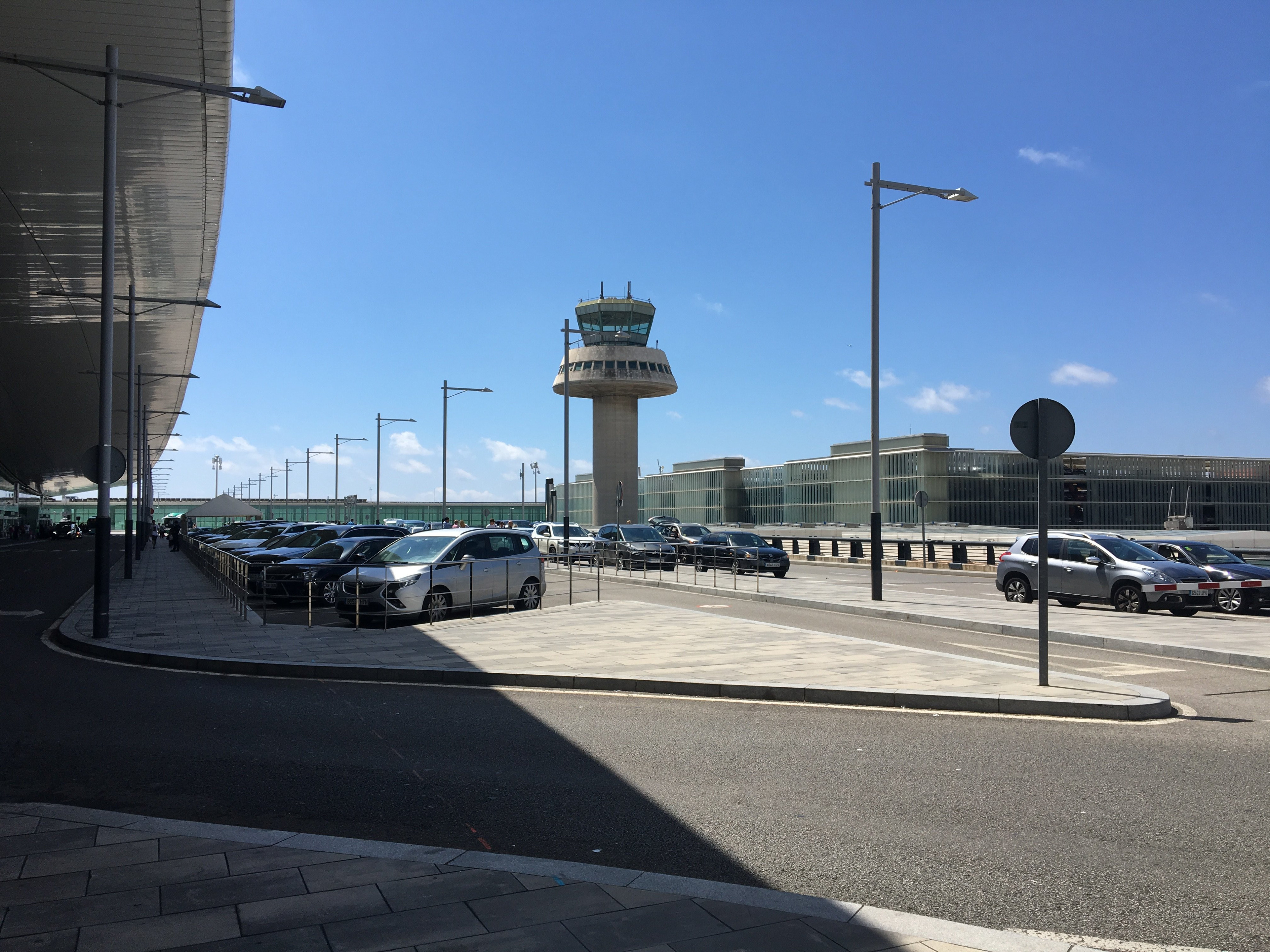 Exterior de la T1 del Aeropuerto de Barcelona / PABLO ALEGRE