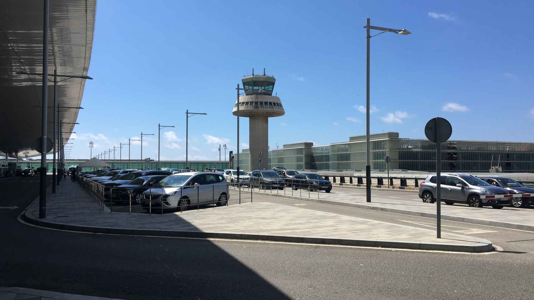 Exterior de la T1 del Aeropuerto de Barcelona / PABLO ALEGRE