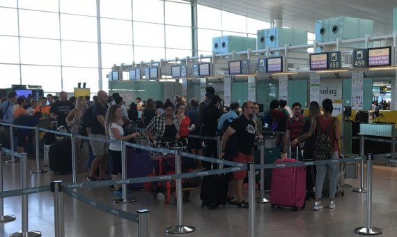 Pasajeros hacen cola en los mostradores de Vueling en el Aeropuerto de Barcelona / PABLO ALEGRE