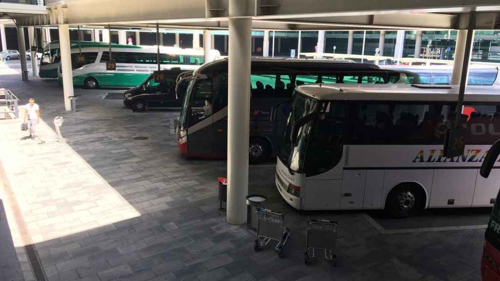 Autobuses en el Aeropuerto de Barcelona / PABLO ALEGRE