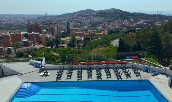 Vistas desde la piscina / Facebook del Club Esportiu Vall Parc