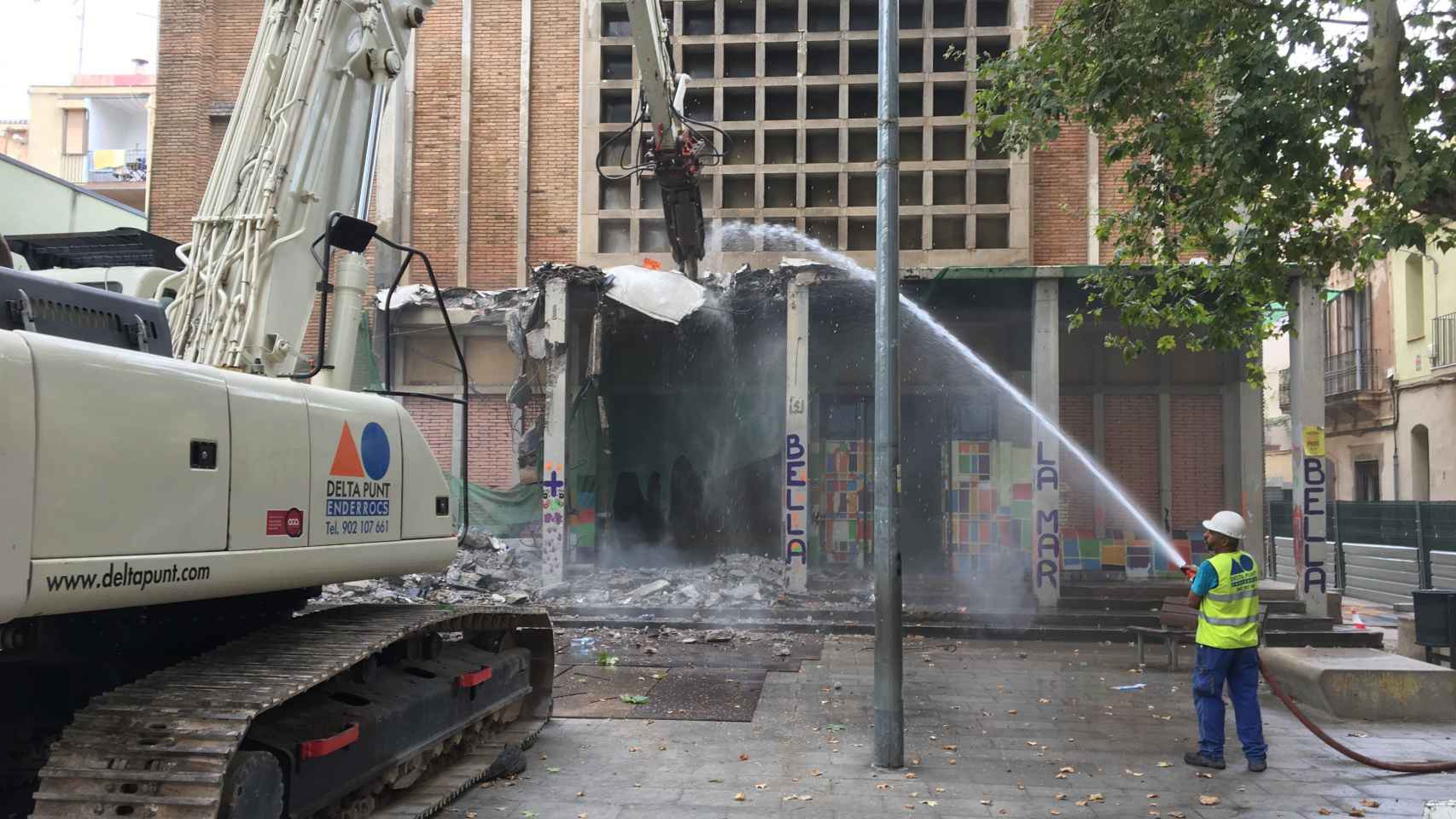 La grúa derriba el porche de la Iglesia / PABLO ALEGRE