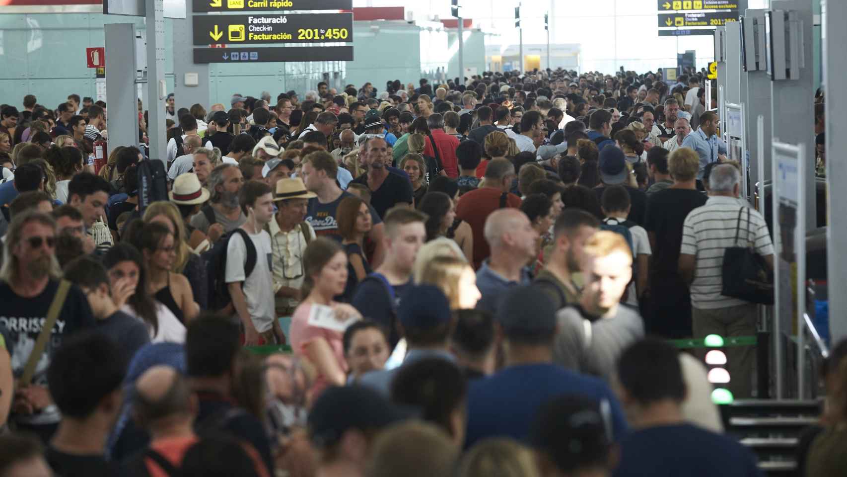 Colas en el Aeropuerto para pasar el control de seguridad / EFE/Alejandro García