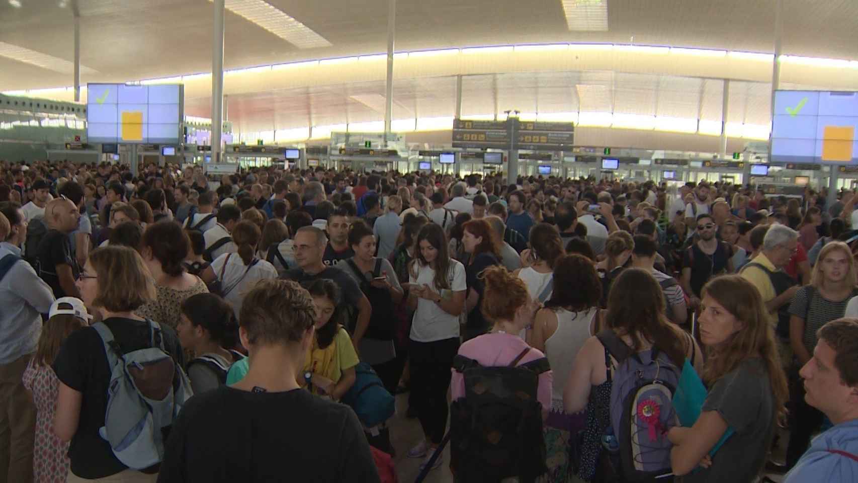 Colas en el Aeropuerto para pasar el control de seguridad / EUROPA PRESS