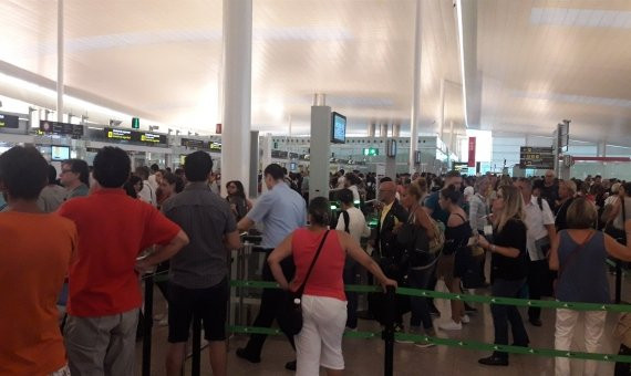 Colas en el Aeropuerto de Barcelona / EP