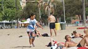 Una chica vende mojitos en la playa de Sant Miquel ante la indiferencia de los bañistas / XFDC