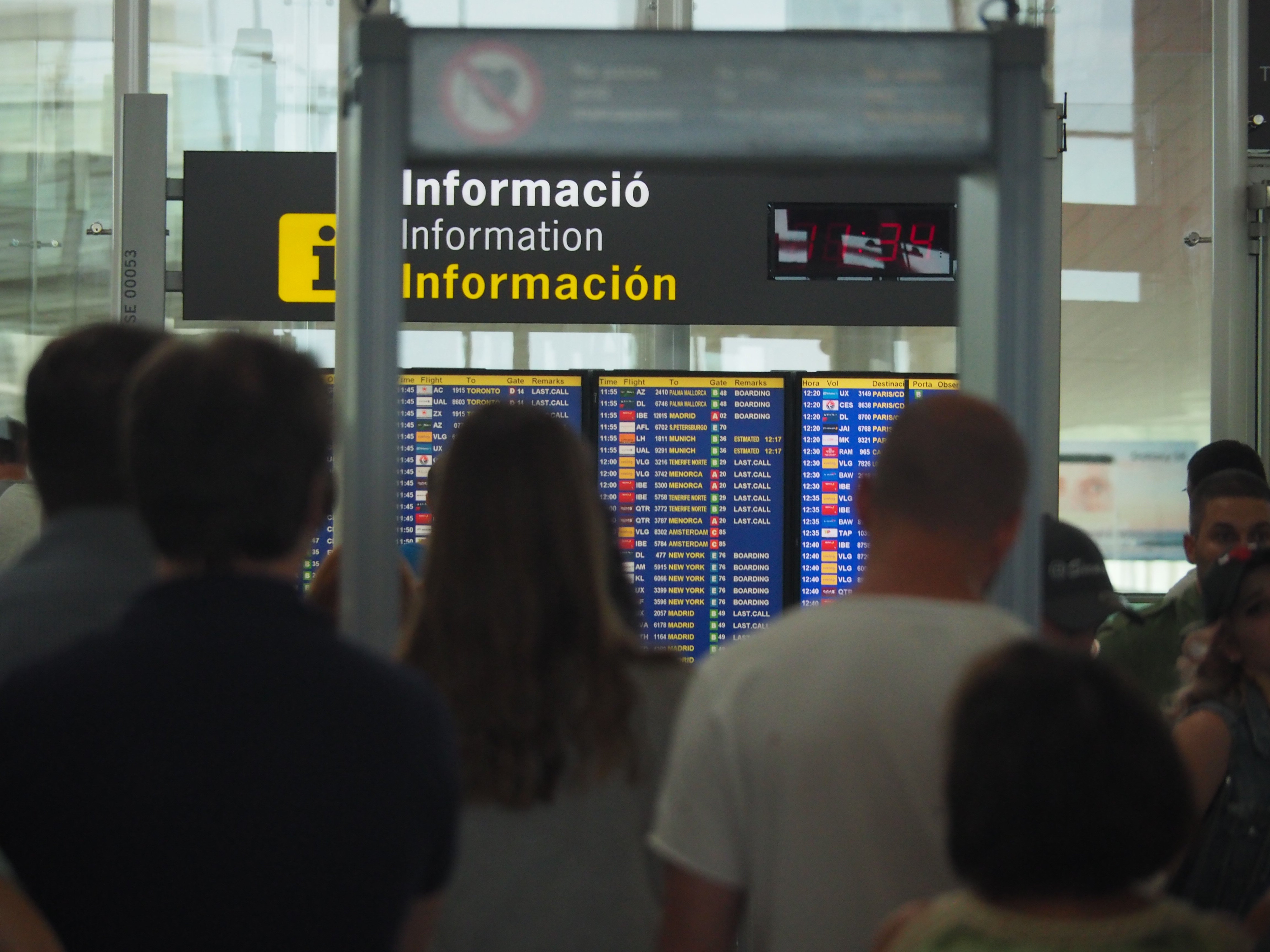 Pasajeros esperando a pasar el control de seguridad / A.M.