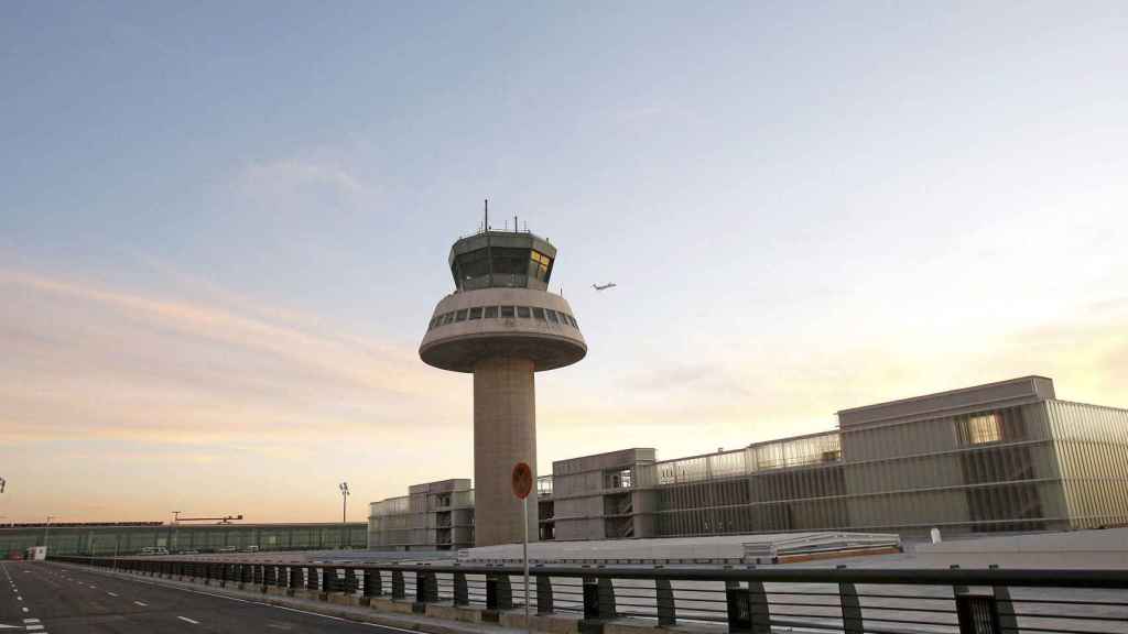 El Prat tiene capacidad para gestionar 55 millones de viajeros al año / EFE/Toni Garriga