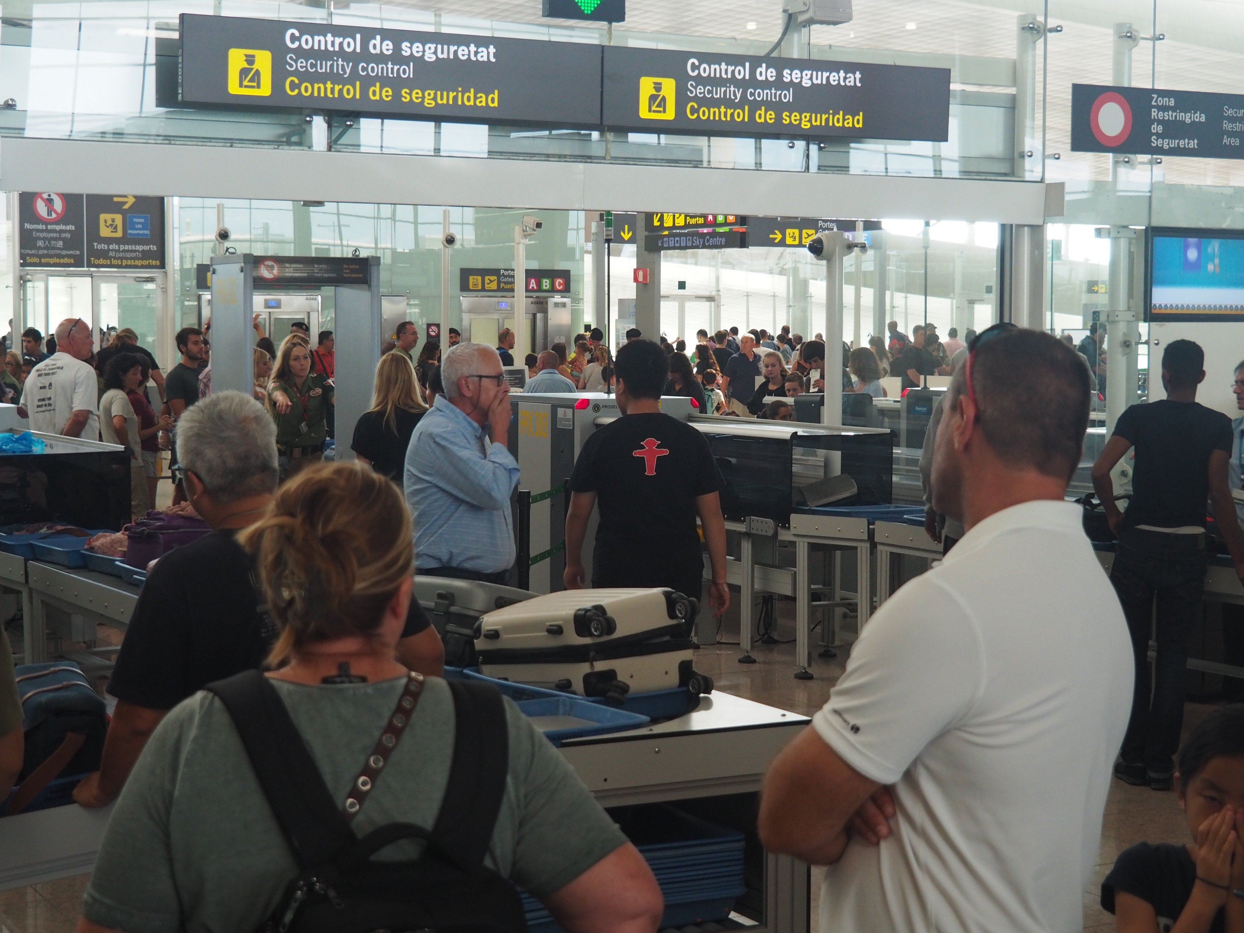 Colas en el Aeropuerto de Barcelona en una nueva jornada de huelga / ARNAU MAS