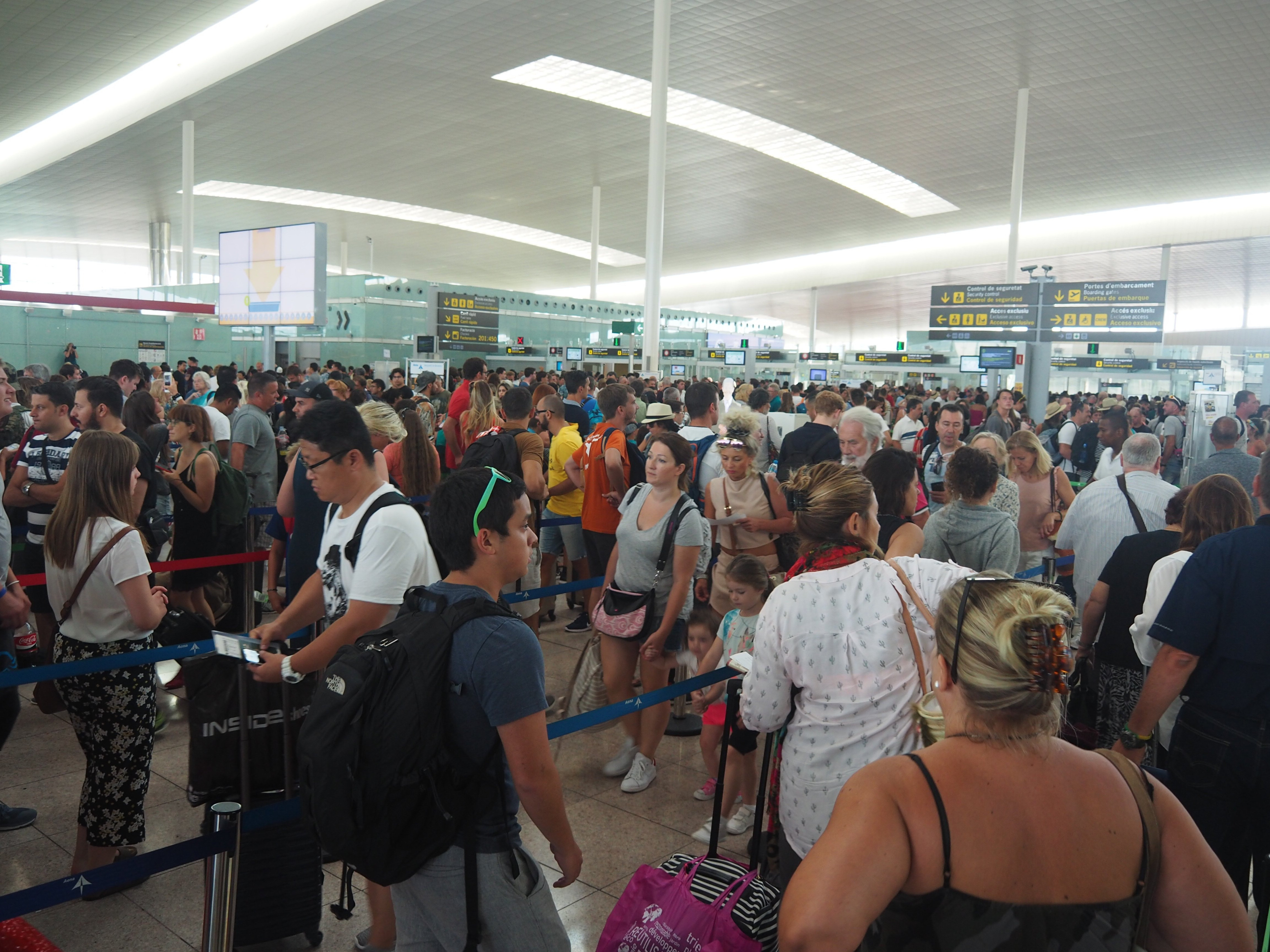 Colas en el aeropuerto de El Prat antes de la huelga indefinida bajo vigilancia de la Guardia Civil / A.M.