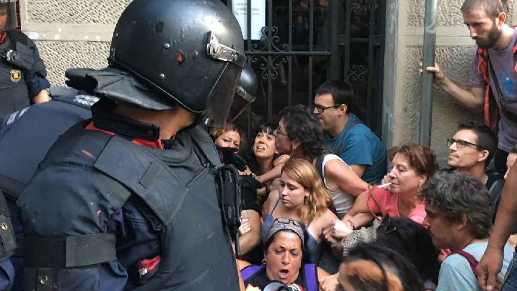 Manifestantes bloquean la puerta de acceso a Entença 155 / M.S.