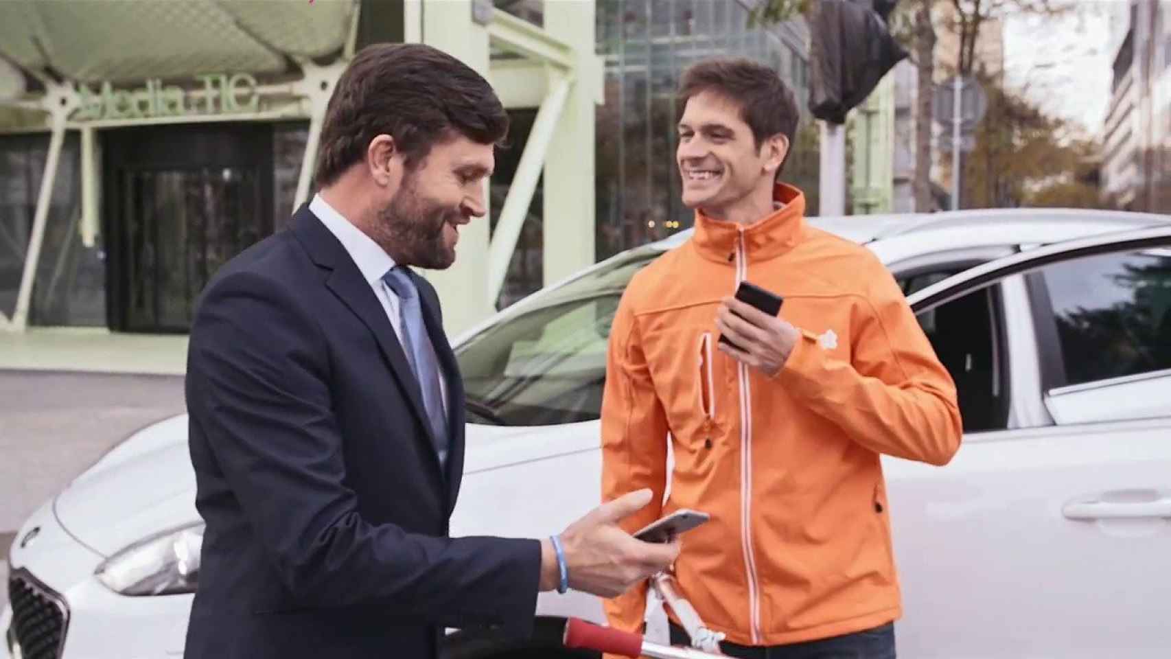 Un trabajador de Valeet, la aplicación para aparcar coches, en Poblenou / VALEET