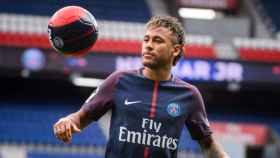 Neymar durante el acto de presentación en París  / EFE