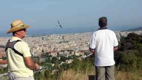 El avión vuela movido por el aire con Barcelona y el mar como telón de fondo. / CR