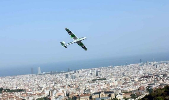 Volando el avión con una magnífica vista sobre Barcelona y el mar. / CR