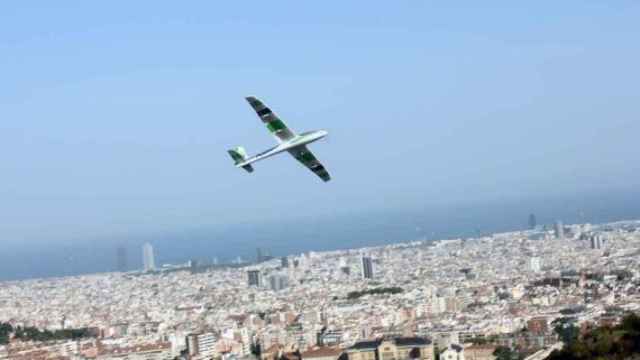 Volando el avión con una magnífica vista sobre Barcelona y el mar
