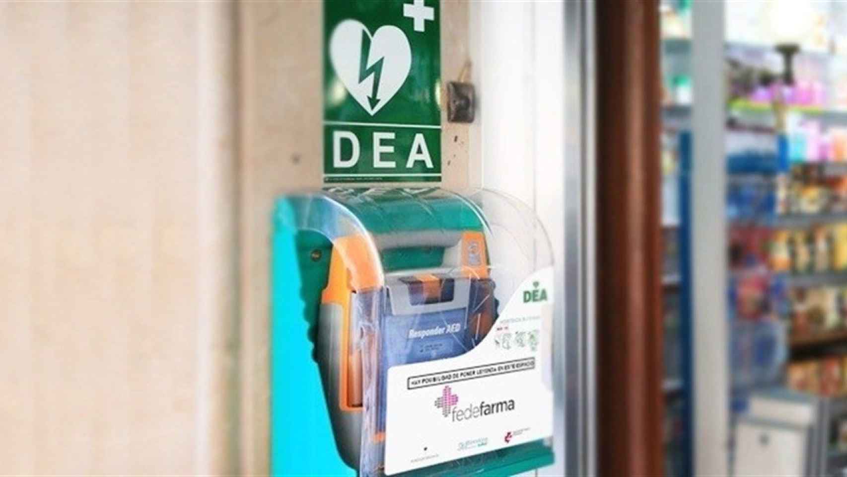 Un desfibrilador en una farmacia / EP