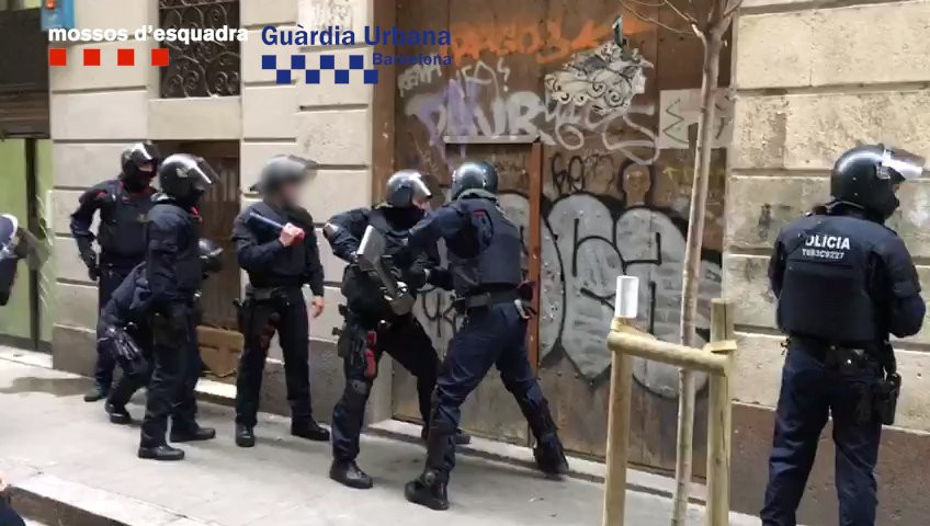 Los Mossos d'Esquadra han desmantelado tres narcopisos en el Raval / Mossos d'Esquadra