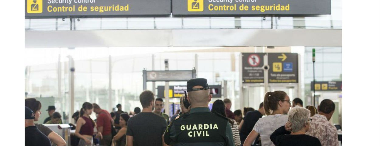 La Guardia Civil en un control de seguridad aeroportuario / Quique García- EFE