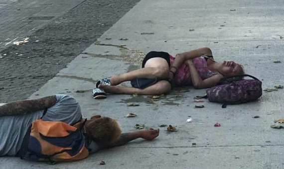 Turistas durmiendo la borrachera en la Barceloneta / BARCELONETA DIU PROU