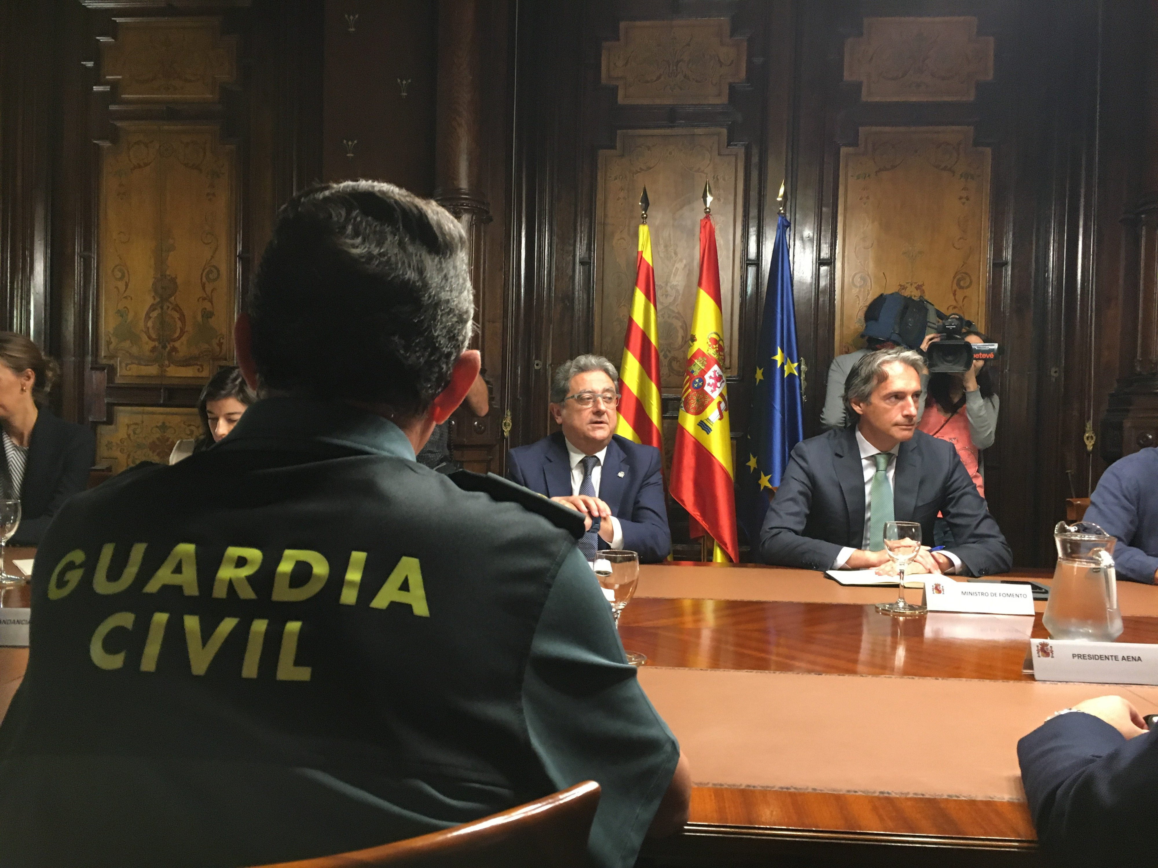 De la Serna junto junto a Millo en el Comité de crisis al que acudieron agentes de la Guardia Civil / MARTA SÁNCHEZ 