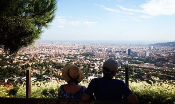 Una peraja contempla las vistas de Barcelona desde la carretera de les Aigües / M.S.