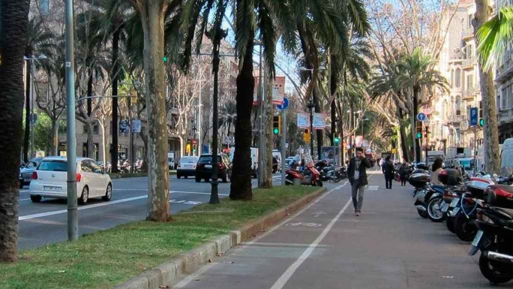 Coches circulando por la Diagonal / Europa Press