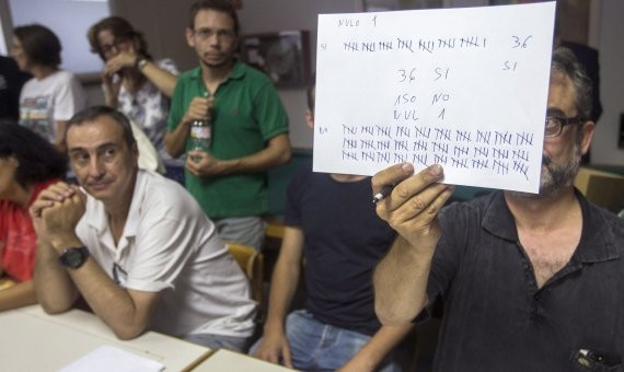 Giménez muestra los votos de la asamblea del domingo / Quique García- EFE