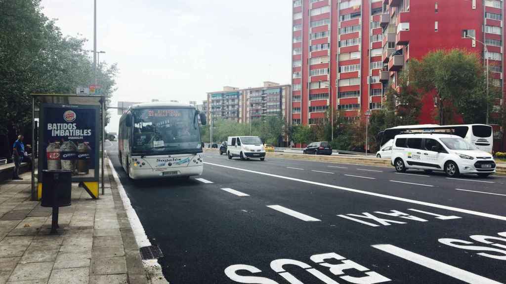 Un autobús interurbano del AMB efectúa parada junto a otro carril reservado desdoblado / DGM