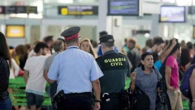 Mossos d'Esquadra y Guardias Civiles en el Aeropuerto de Barcelona