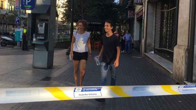 Dos personas salen de la zona acordonada y se reencuetran con su familia / A.V.D