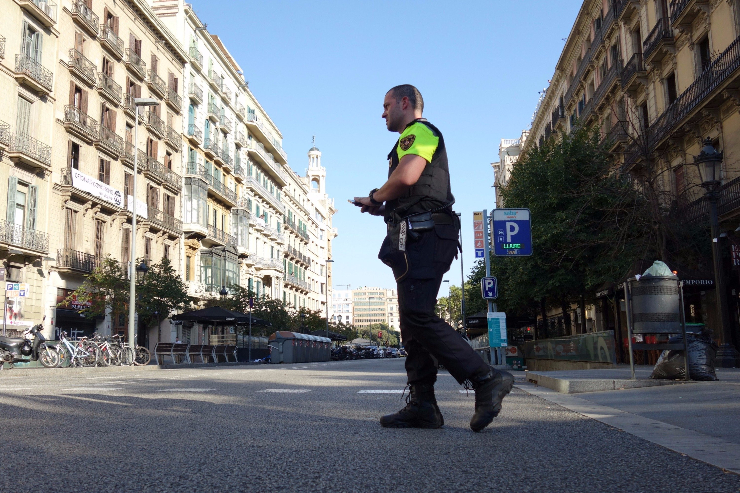 Un agente de la Guardia Urbana mantiene acordonada la rambla de Catalunya / D.G.M