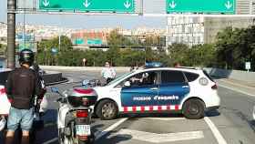 Los Mossos d'Esquadra cierran el paso en la Ronda de Dalt a la altura de Sant Andreu / P.A.