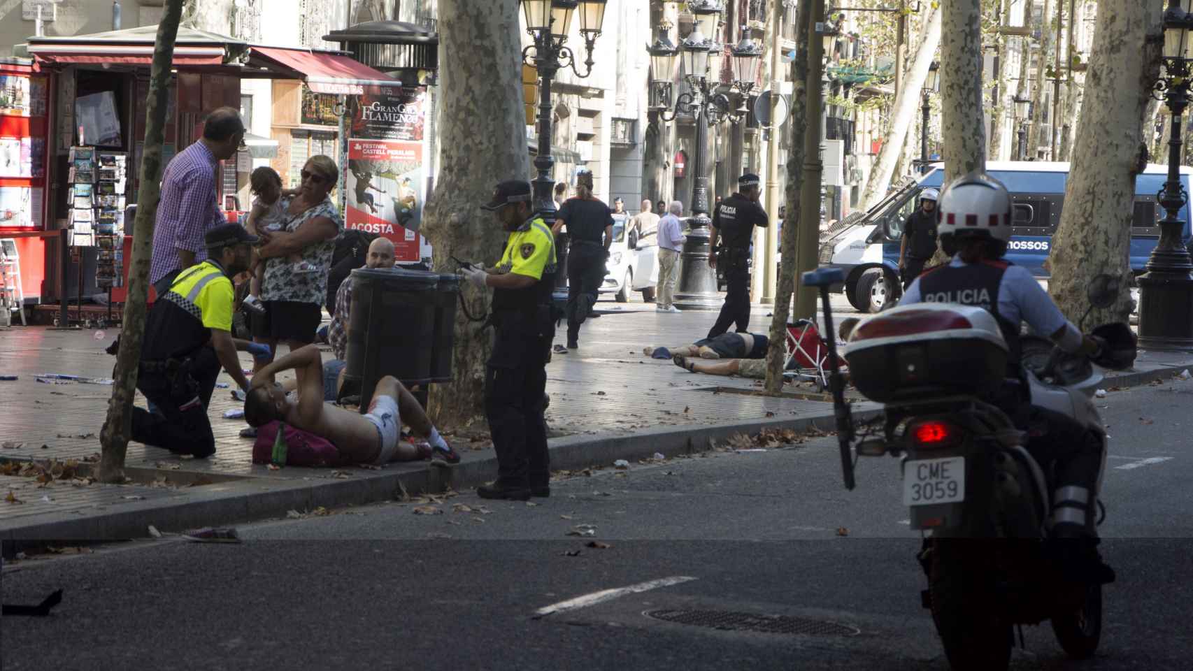 Efectivos policiales atienden a una de las víctimas de un atropello / EFE - David Armengou