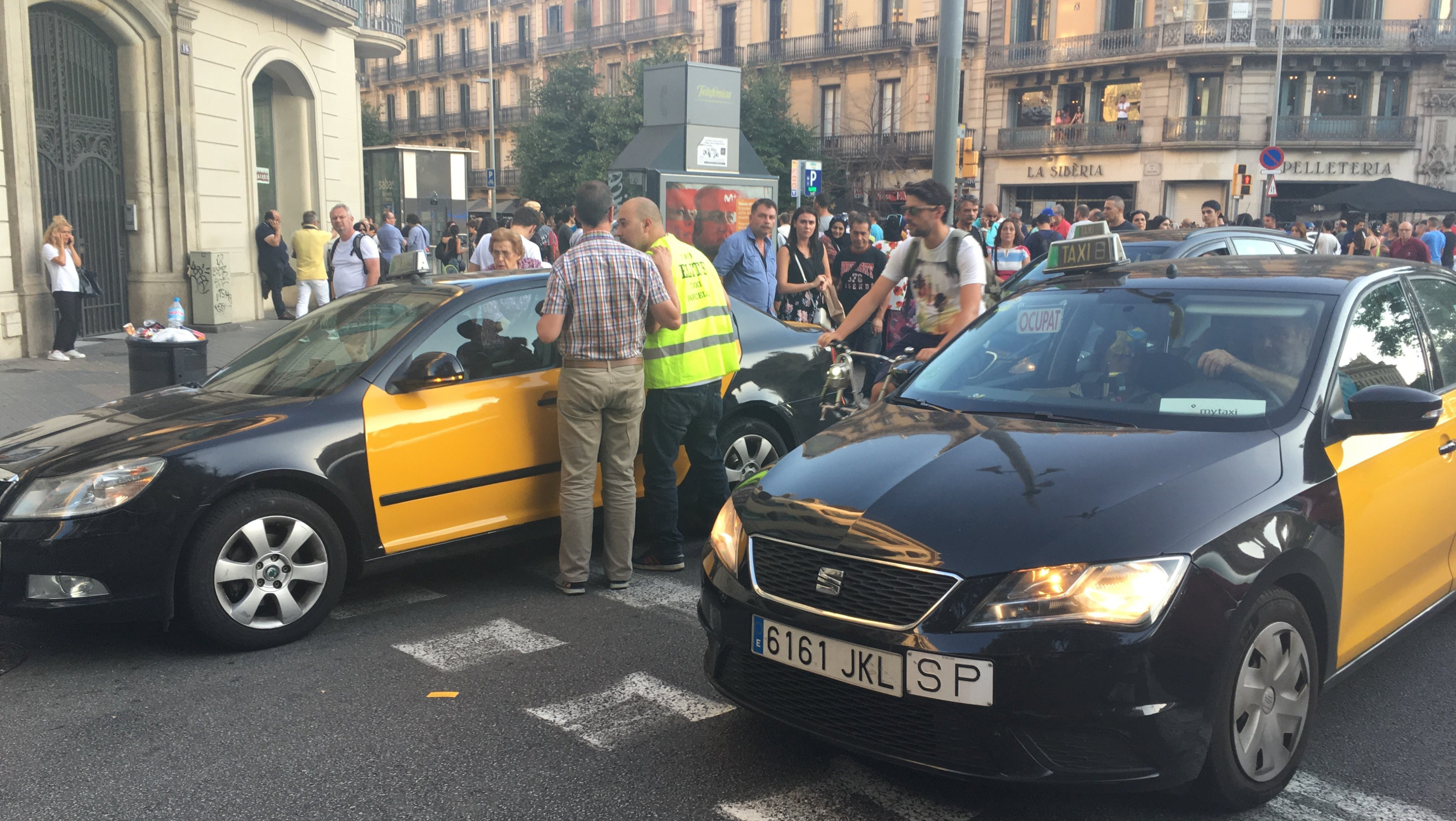 Los taxistas transportan gratis a los transeúntes cercanos a La Rambla / A.V.D.