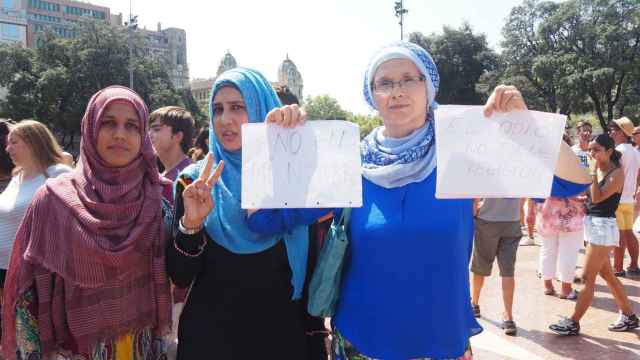 Acto de homenaje en Plaça Catalunya a las víctimas del atentado en La Rambla / ARNAU MAS