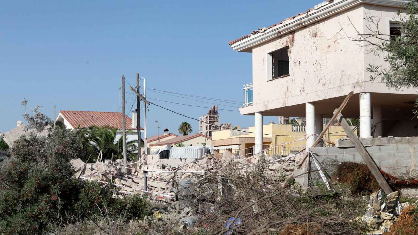 Imagen de cómo quedó el chalé de Alcanar en el que murió el imán tras la explosión (Tarragona) / EFE