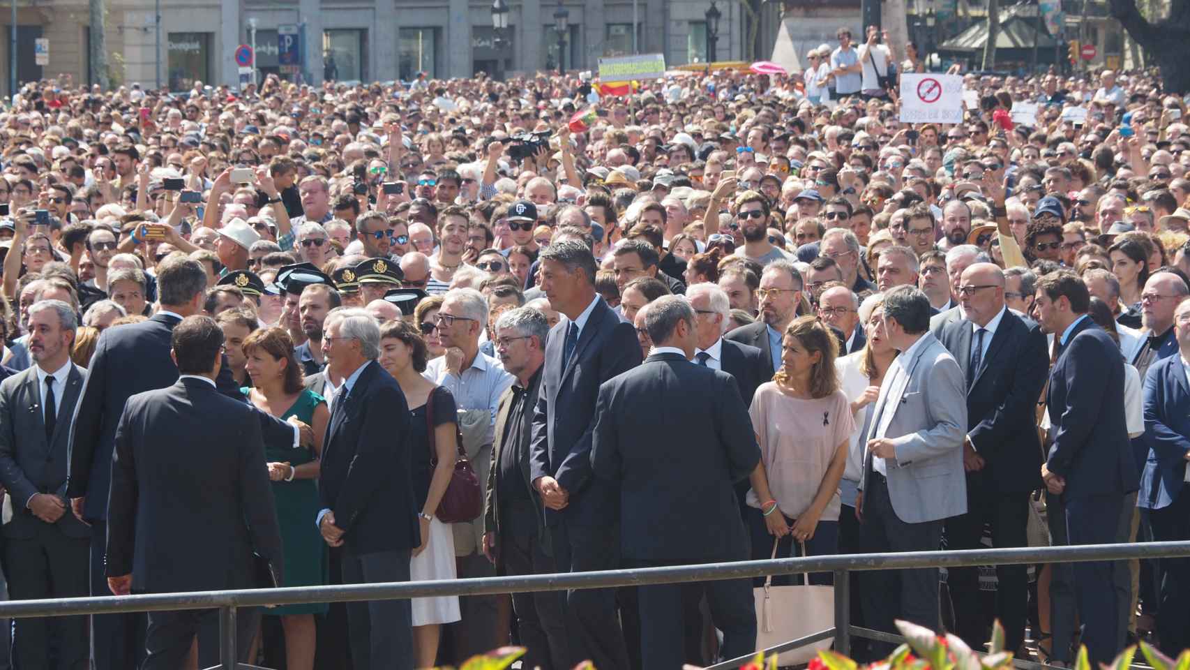 Una multitud muestra su solidaridad con las víctimas del atentado / ARNAU MAS