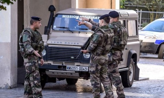 Detenido hombre atropello militares Paris MEDIMA20170809 0066 5