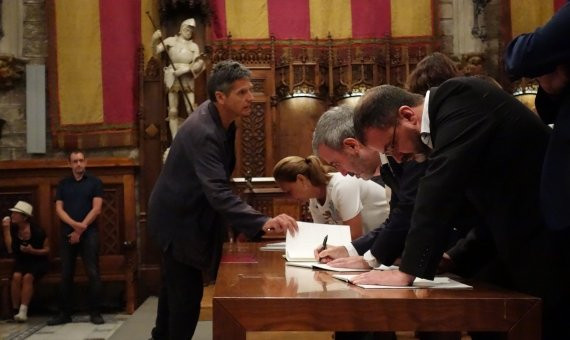 Los líderes de la oposición estampan sus mensajes en el libro de condolencias / DGM