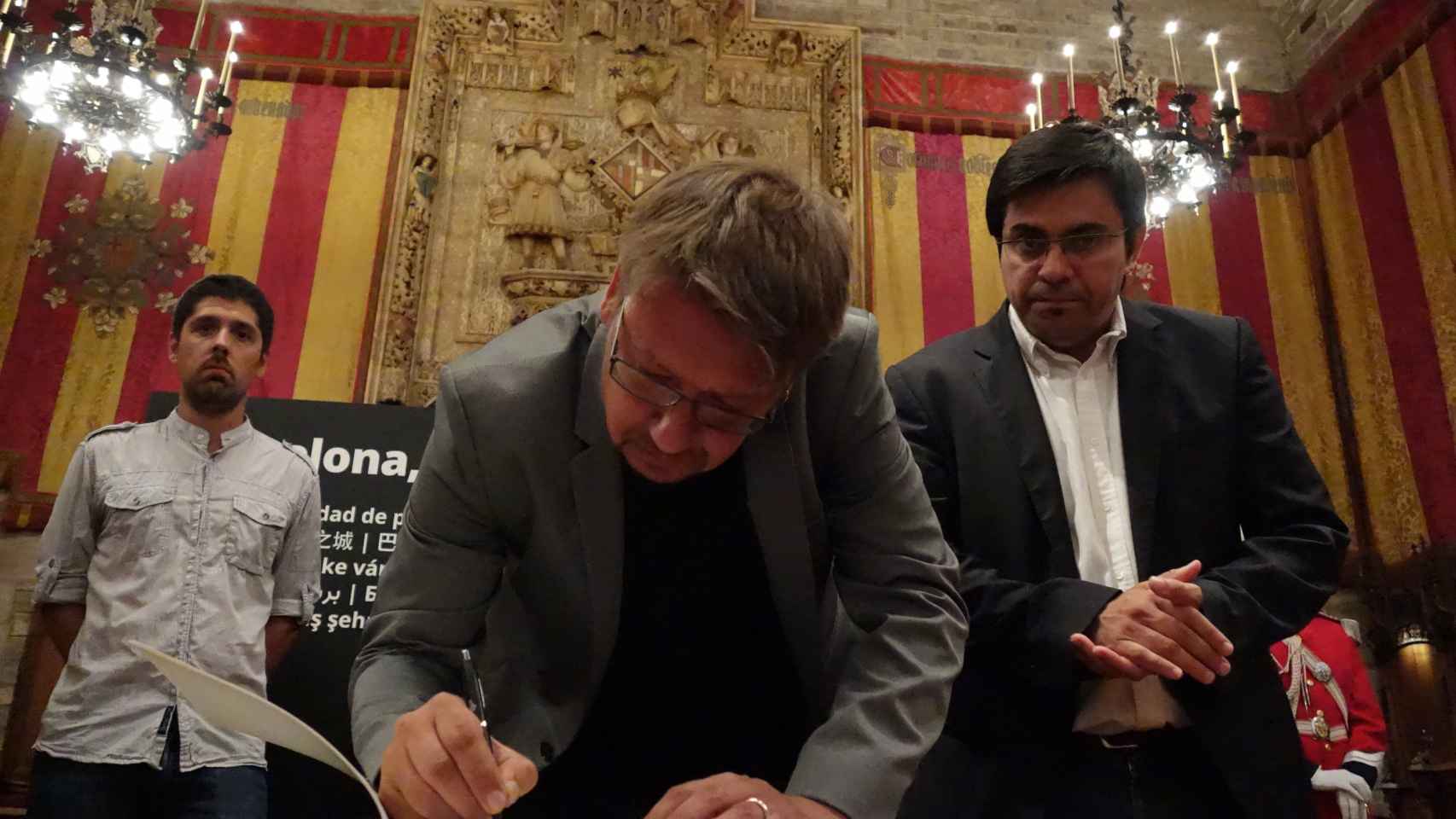 El diputado en las Cortes de En Comú Podem, Xavier Domènech, estampa su dedicatoria en el libro de condolencias / DGM