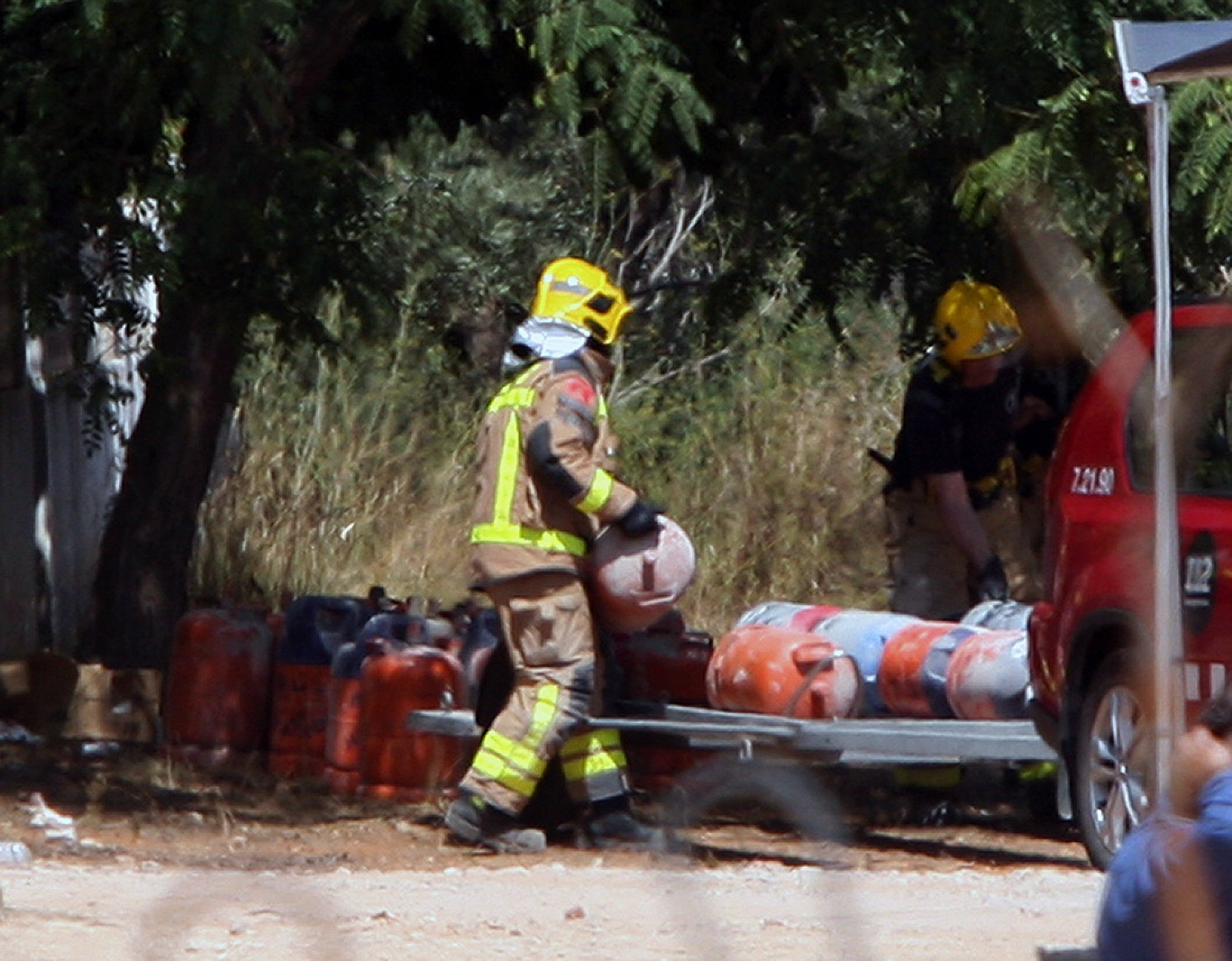 Los Bomberos trasladan bombonas de butano de la casa donde se produjo la explosión en Alcanar / EFE