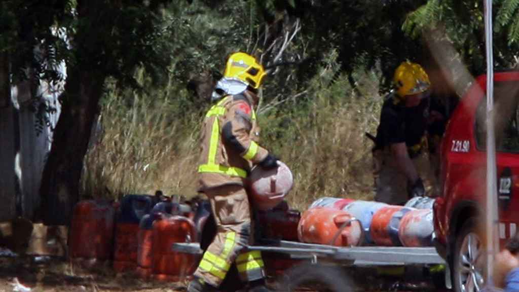 Los Bomberos trasladan bombonas de butano de la casa donde se produjo la explosión en Alcanar / EFE