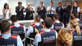 El president de la Generalitat, Carles Puigdemont, aplaude el trabajo realizado por los Mossos d'Esquadra / EFE