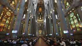 La Basílica de la Sagrada Família, llena de asistentes durante la Misa por la Paz / EFE