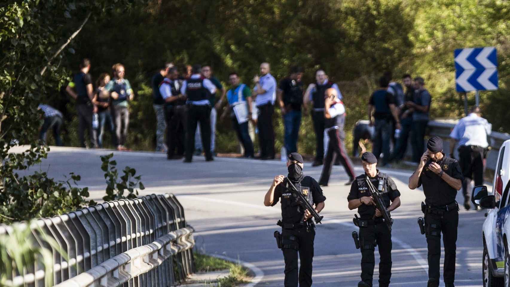 Operativo policial en el lugar donde Younes Abouyaaqoub ha sido abatido por los Mossos / Quique García (EFE)