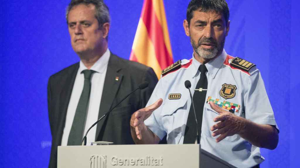 El mayor de los Mossos d’Esquadra, Josep Lluís Trapero, junto al conseller Joaquím Forn / EFE