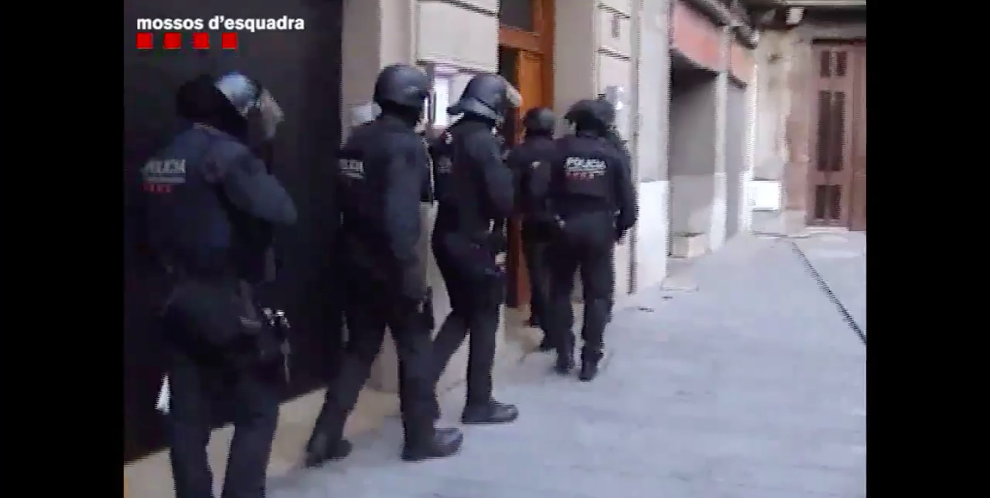 Imágenes de los Mossos entrando en una de las fincas de Ripoll / MOSSOS