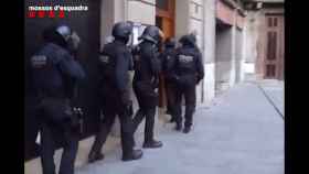 Imágenes de los Mossos entrando en una de las fincas de Ripoll / MOSSOS