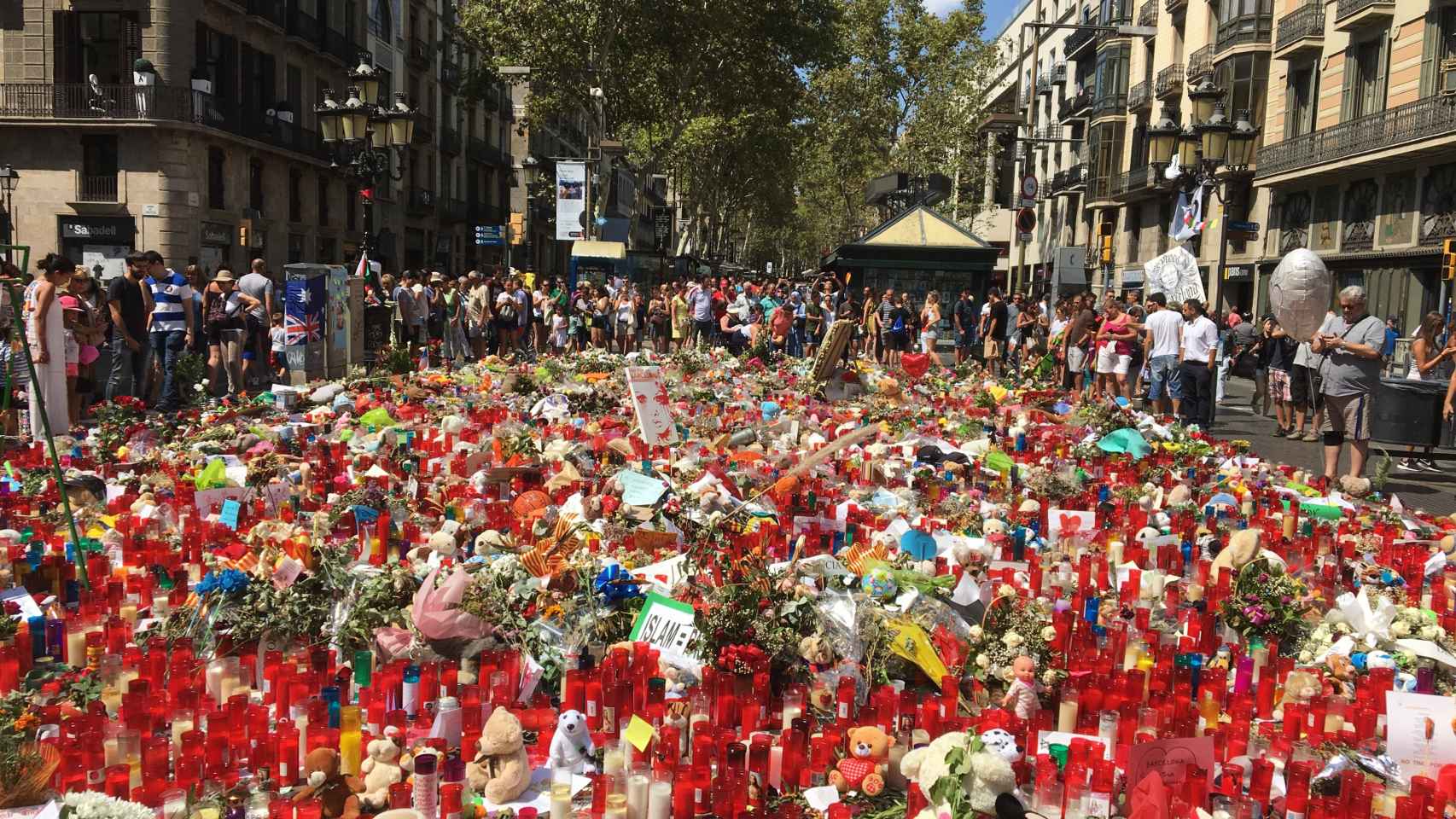 Ofrenda floral sobre el mosaico de Miró en La Rambla tras los atentados del 17A